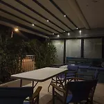 Sea La Vie - Beachfront Retreat 루트라키