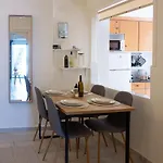 Sea La Vie - Beachfront Retreat 아파트 루트라키