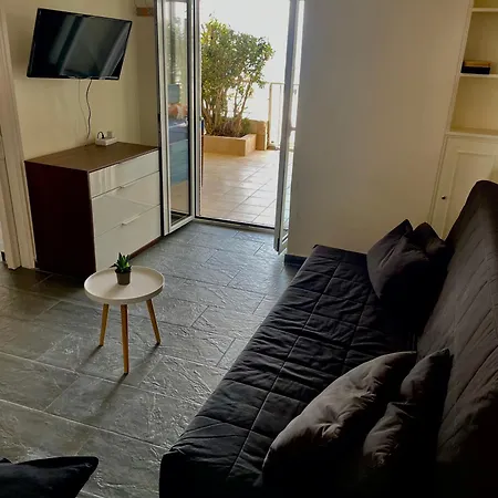 Sea La Vie - Beachfront Retreat Apartment