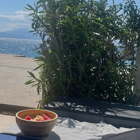 Sea La Vie - Beachfront Retreat Apartment *