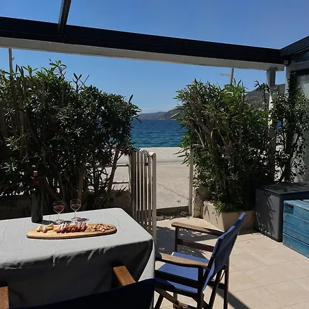 Sea La Vie - Beachfront Retreat Apartment