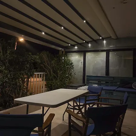 Sea La Vie - Beachfront Retreat לוטראקי