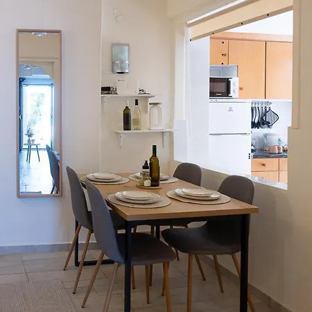 Sea La Vie - Beachfront Retreat דירה לוטראקי