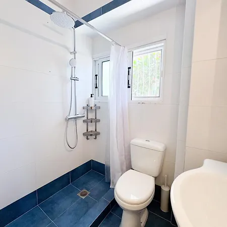 Sea La Vie - Beachfront Retreat Lägenhet Loutráki