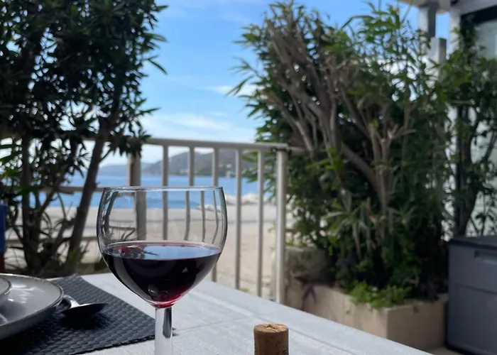 Sea La Vie - Beachfront Retreat לוטראקי