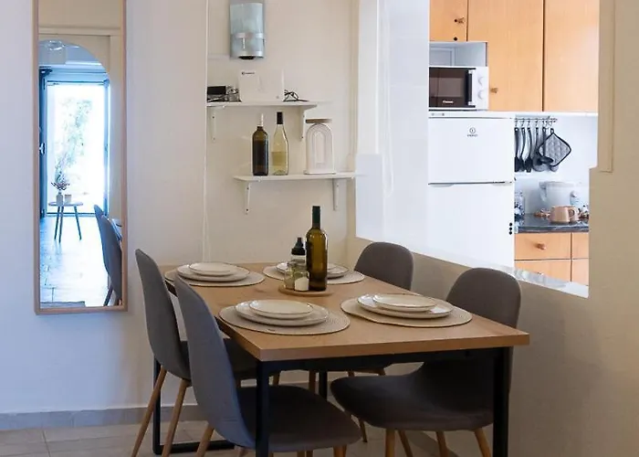 Sea La Vie - Beachfront Retreat דירה לוטראקי