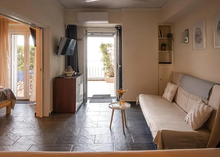 Sea La Vie - Beachfront Retreat * לוטראקי