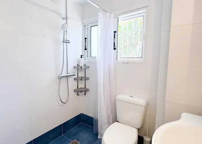 Sea La Vie - Beachfront Retreat דירה לוטראקי